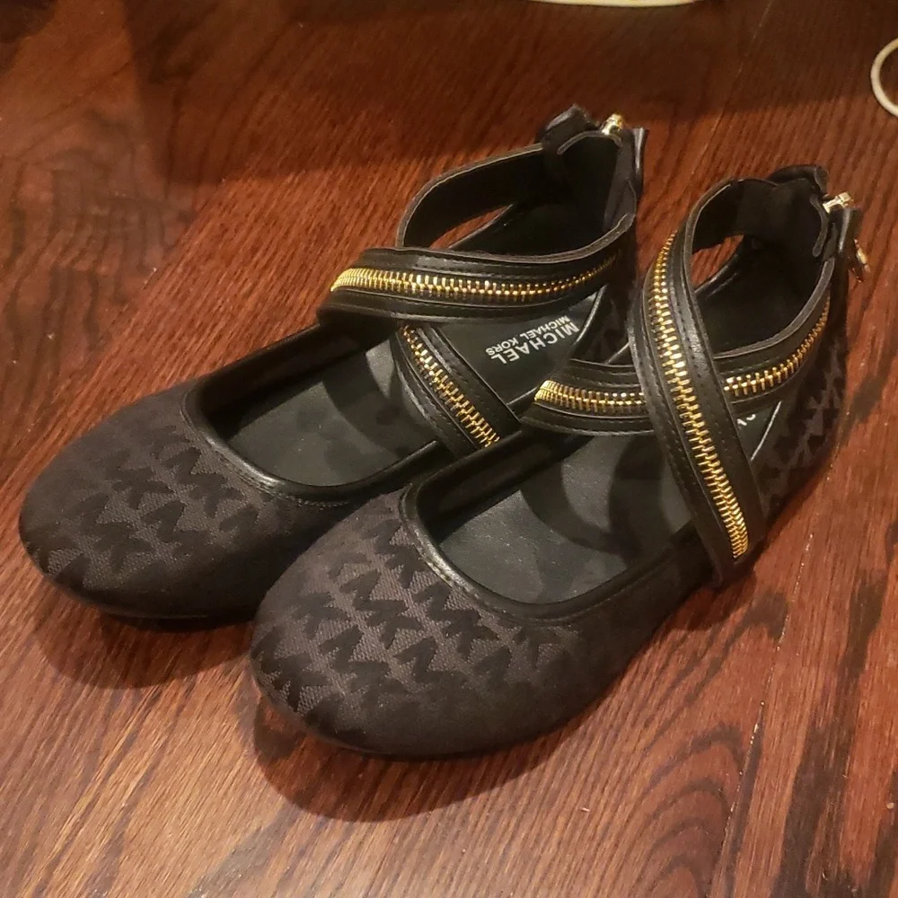 Girl's MK Michael Kors Logo Black Gold zipper charm ballet flats dress shoes 3